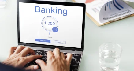 What does Oracle Flexcube offer